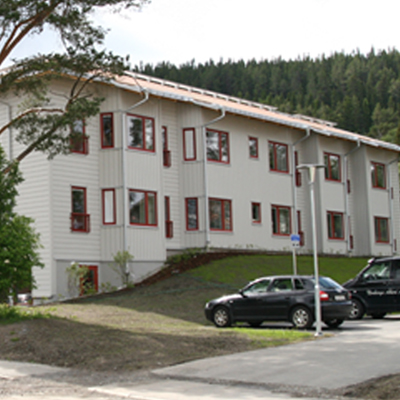 Ett vitt flerbostadshus