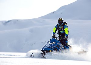 En skoteråkare ute på fjällen en klar dag