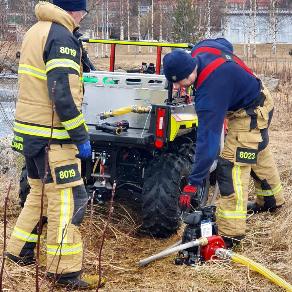 Brandmän vid sex-hjuling.