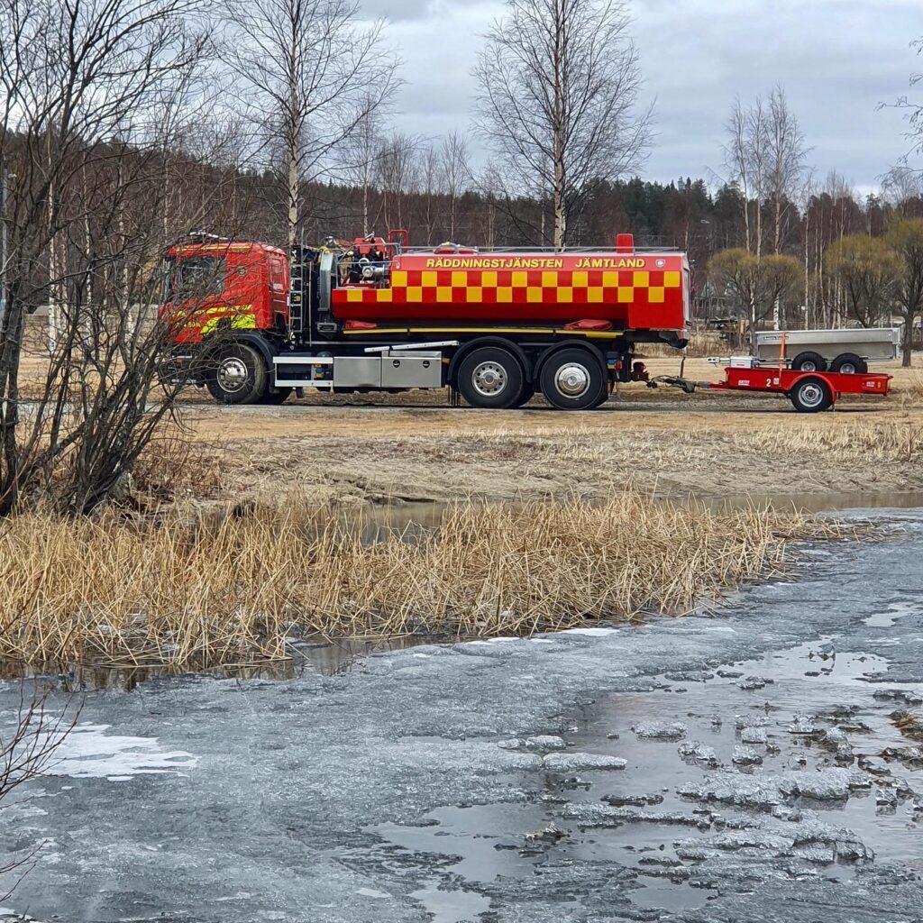 Tankbil med släp.