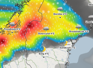 Kartbild från SMHI över Jämtlands län och delar av Norge. Ett stort färggrant fält i blått, grönt, orange och rött markerar nederbördsmängder. Det är rött och mest nederbörd vid landsgränsen kring Åre kommun och sedan orange och gult därikring och upp till Gäddede. Det följs av grönt och slutligen blått kring Östersund, Sveg och Örnsköldsvik som väntas få något mindre nederbörd. 